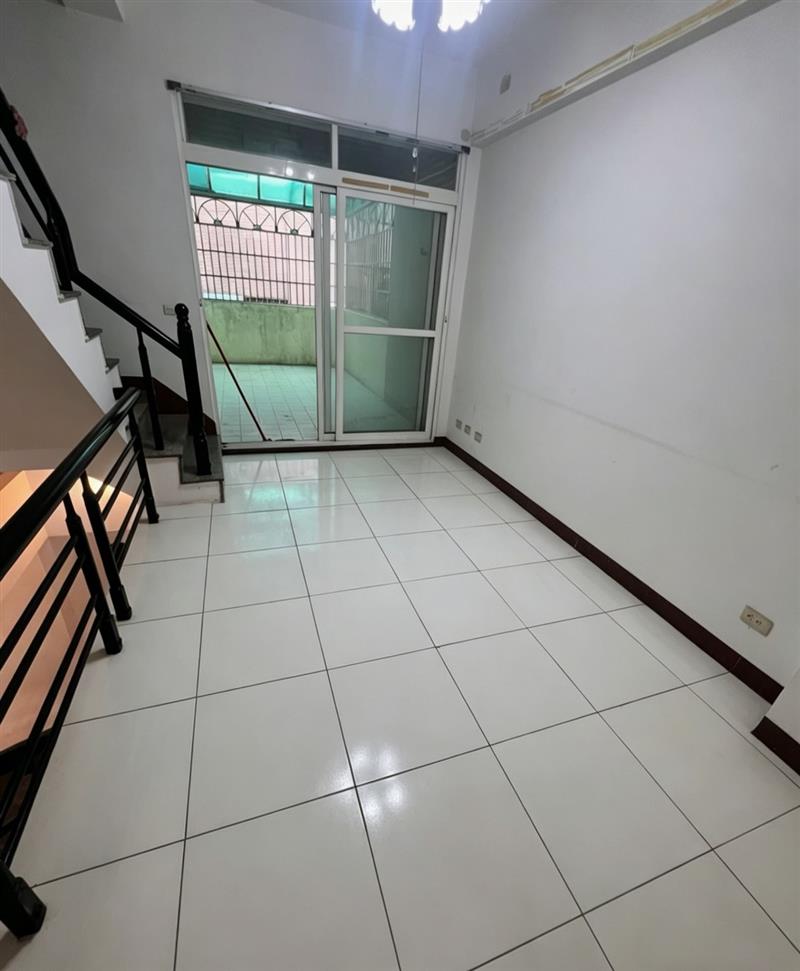 外環西路楠梓商圈採光寬敞透天厝門前停車📞愛窩,愛窩 iwow house