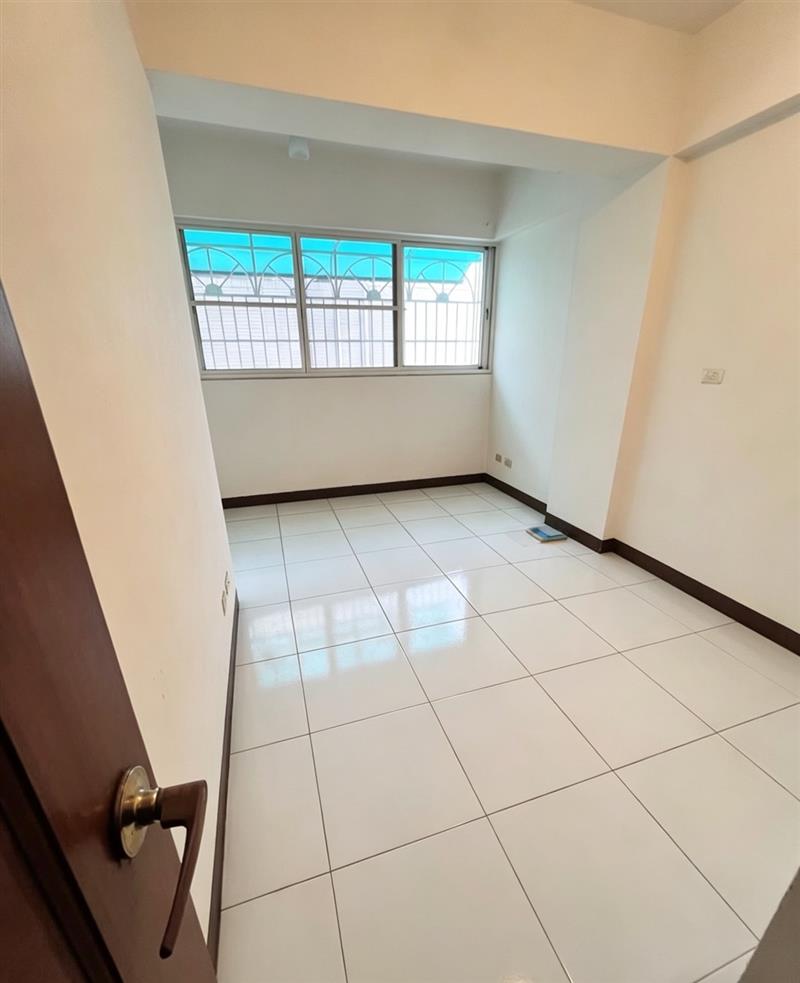 外環西路楠梓商圈採光寬敞透天厝門前停車📞愛窩,愛窩 iwow house