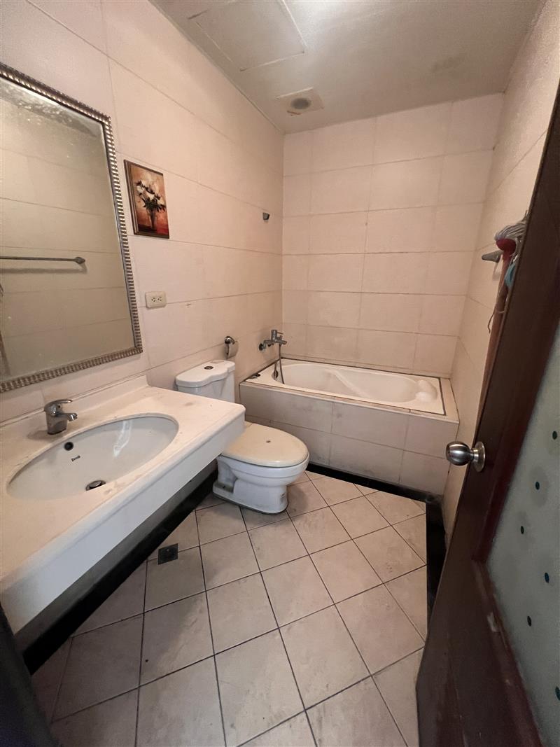 外環西路楠梓商圈採光寬敞透天厝門前停車📞愛窩,愛窩 iwow house