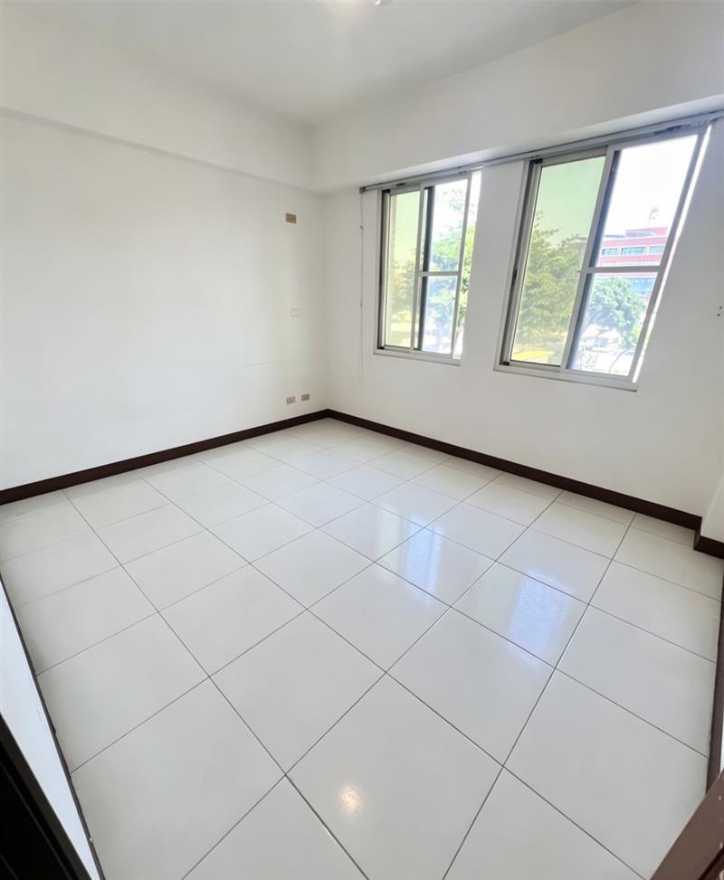 外環西路楠梓商圈採光寬敞透天厝門前停車📞愛窩,愛窩 iwow house