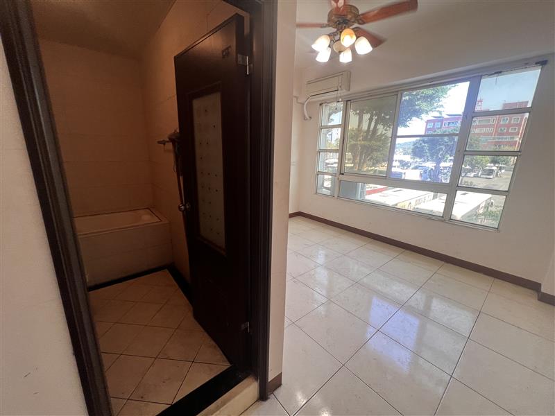 外環西路楠梓商圈採光寬敞透天厝門前停車📞愛窩,愛窩 iwow house