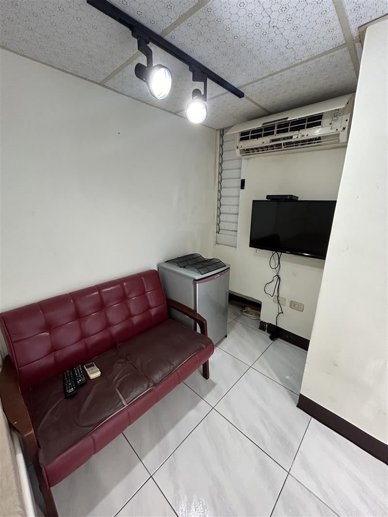 自立3獨立陽台套房可寵近高雄車站📞愛窩,愛窩 iwow house