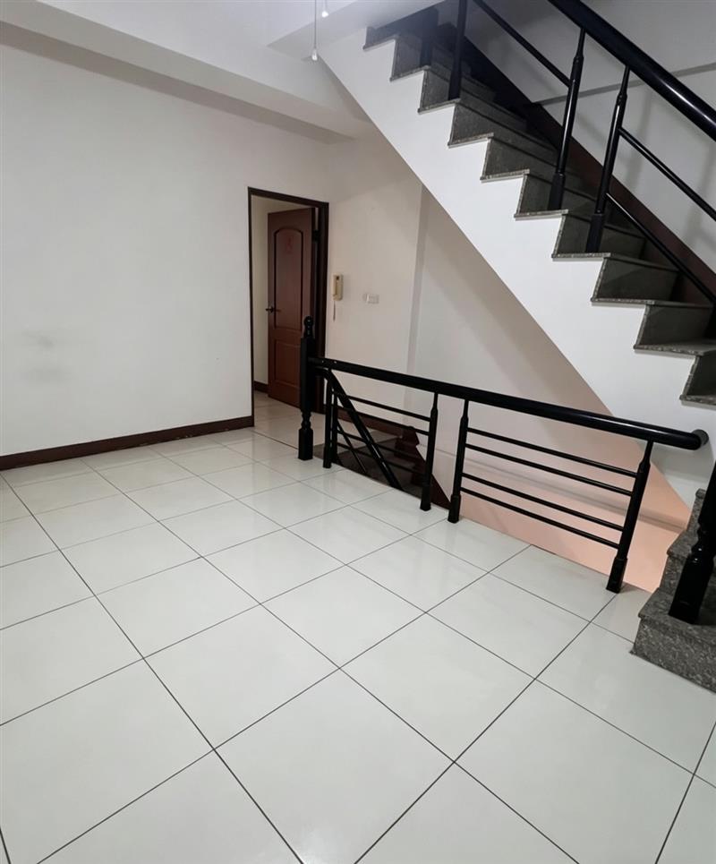 外環西路楠梓商圈採光寬敞透天厝門前停車📞愛窩,愛窩 iwow house