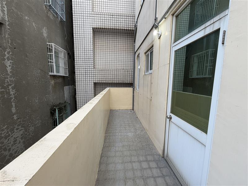 苓南💎整棟電梯透天💎超值店面🌳近輕軌捷運📞愛窩,愛窩 iwow house