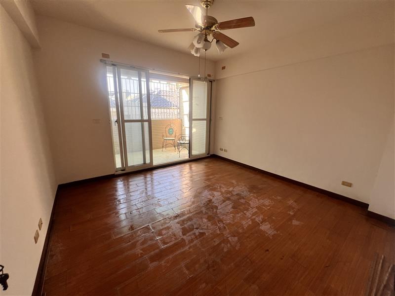 外環西路楠梓商圈採光寬敞透天厝門前停車📞愛窩,愛窩 iwow house