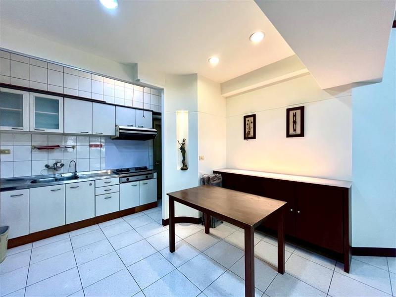 社宅🏠大中二高鐵商圈電梯3房可寵近國10新左營車站愛窩,愛窩 iwow house