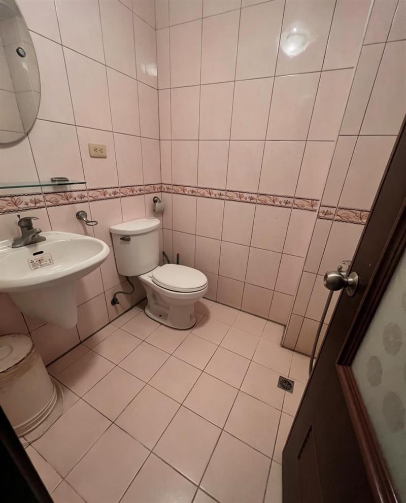 外環西路楠梓商圈採光寬敞透天厝門前停車📞愛窩,愛窩 iwow house