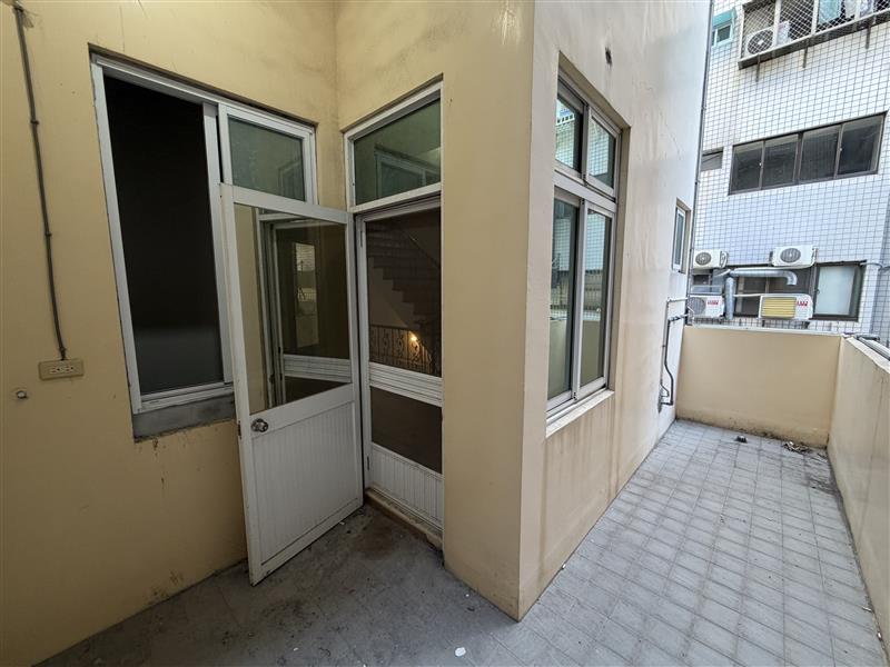 苓南💎整棟電梯透天💎超值店面🌳近輕軌捷運📞愛窩,愛窩 iwow house